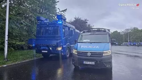 Policjanci dbali o bezpieczeństwo kibiców podczas meczu Ruchu Chorzów i Widzewa Łódź