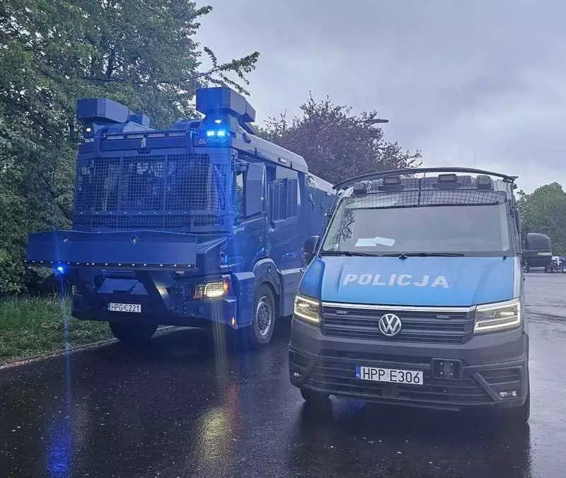 Policjanci dbali o bezpieczeństwo kibiców podczas meczu Ruchu Chorzów i Widzewa Łódź